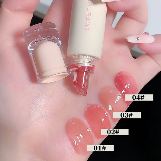 Brillo labial hidratante con efecto iluminador y acabado espejo.